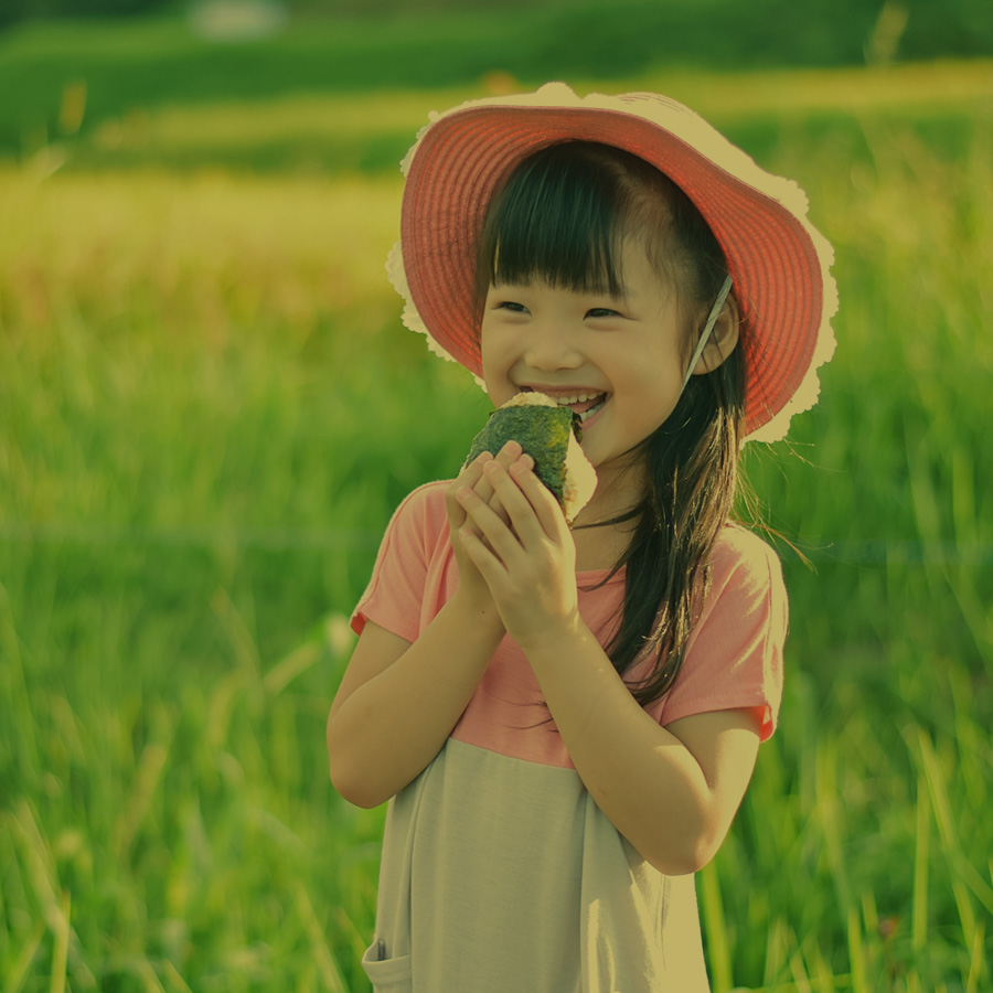 おにぎりを食べる少女